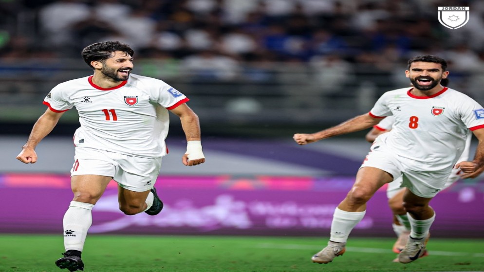 لاعب المنتخب الوطني لكرة القدم يزن النعيمات يحتفل بعد تسجيله الهدف الأول في تصفيات كأس العالم 2026 ضد نظيره الكويتي. (الاتحاد الأردني لكرة القدم)