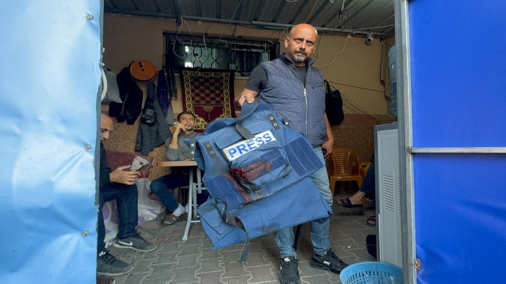 سترة واقية خاصة بالصحفيين ملطخة بالدماء عقب قصف إسرائيلي على خان يونس جنوبي قطاع غزة، 15 كانون الأول 2023. (رويترز)