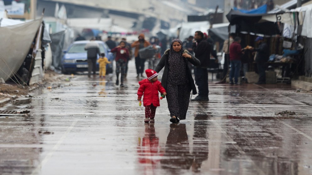 نازحون فلسطينيون يسيرون بالقرب من الخيام بعد هطول الأمطار في مدينة غزة في 24 تشرين الثاني 2024. (رويترز)