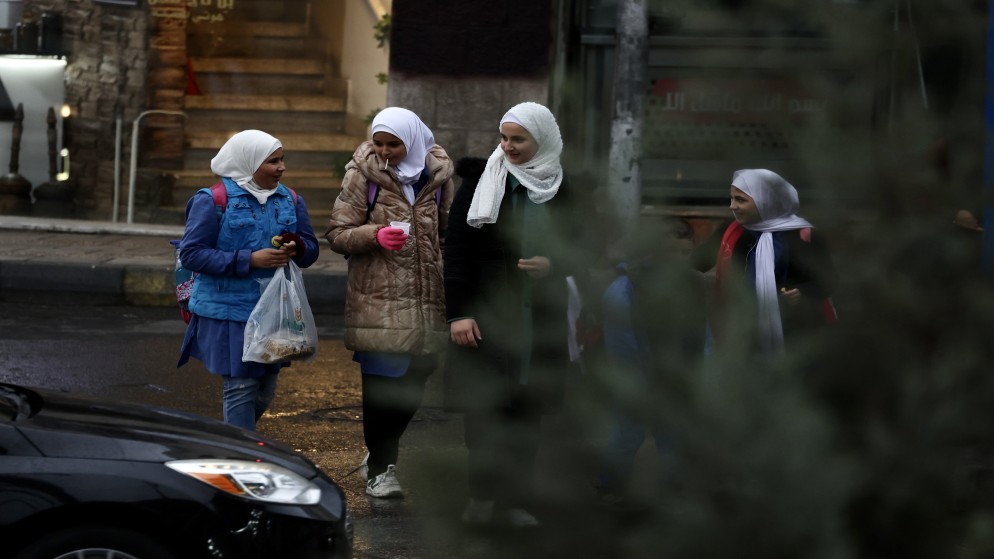 طالبات يغادرن المدرسة بعد انتهاء الدوام المدرسي خلال أجواء غائمة. (صلاح ملكاوي/ المملكة)