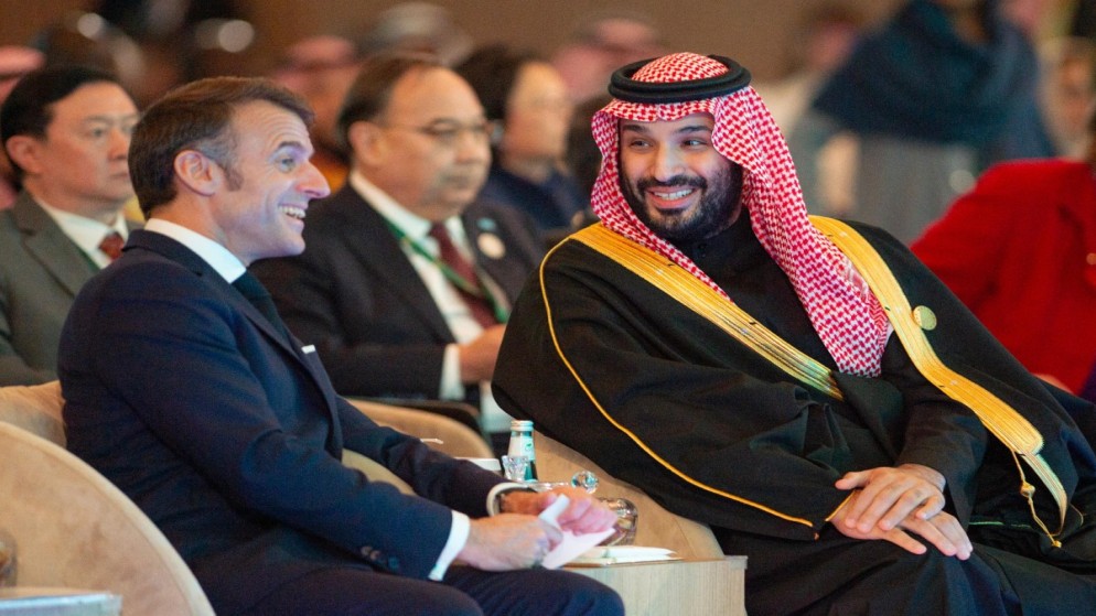 ولي العهد السعودي الأمير محمد بن سلمان والرئيس الفرنسي إيمانويل ماكرون في الرياض في 3 كانون الأول 2024. (أ ف ب)