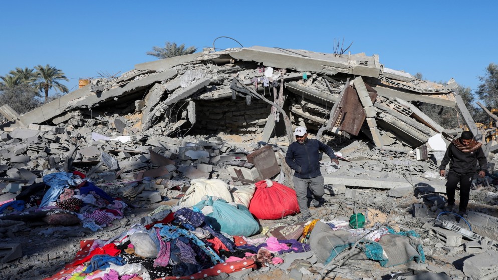 فلسطينيون يسيرون في موقع غارة لقوات الاحتلال الإسرائيلي على منزل في دير البلح وسط قطاع غزة. 4 ديسمبر 2024. (رويترز)