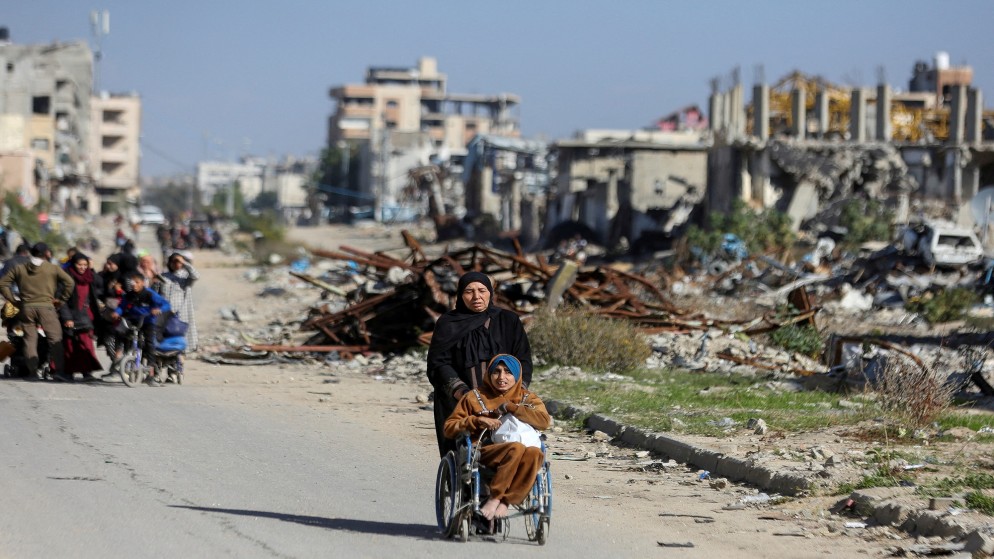 نازحون فلسطينيون يشقون طريقهم أثناء فرارهم وسط عملية عسكرية لقوات الاحتلال الإسرائيلي في جباليا شمالي قطاع غزة. 4 ديسمبر 2024. (رويترز)