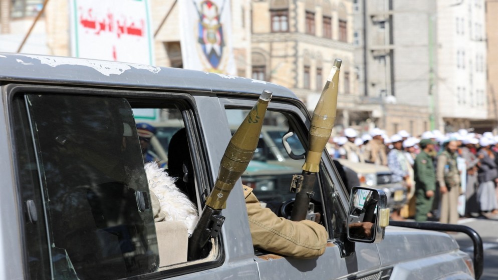 مجندون حوثيون جدد يستعرضون عرضا لإظهار الدعم للفلسطينيين في قطاع غزة، في صنعاء، اليمن، 1 شباط 2024. (رويترز)