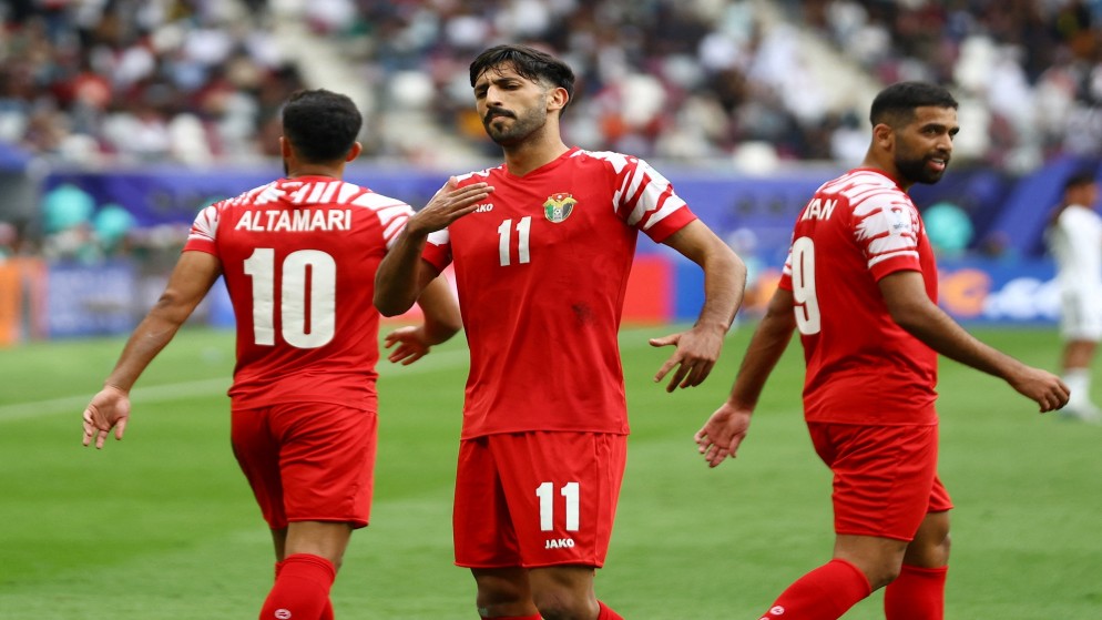 اللاعب يزن النعيمات يحتفل بتسجيل هدفه الأول في المنتخب العراقي مع علي علوان وموسى التعمري. 29 يناير 2024