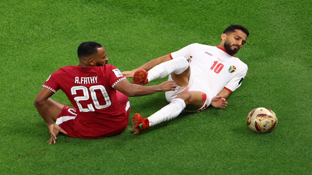 لاعب المنتخب الوطني موسى التعمري خلال المواجهة مع الفريق القطري. 10/2/2024. (رويترز)