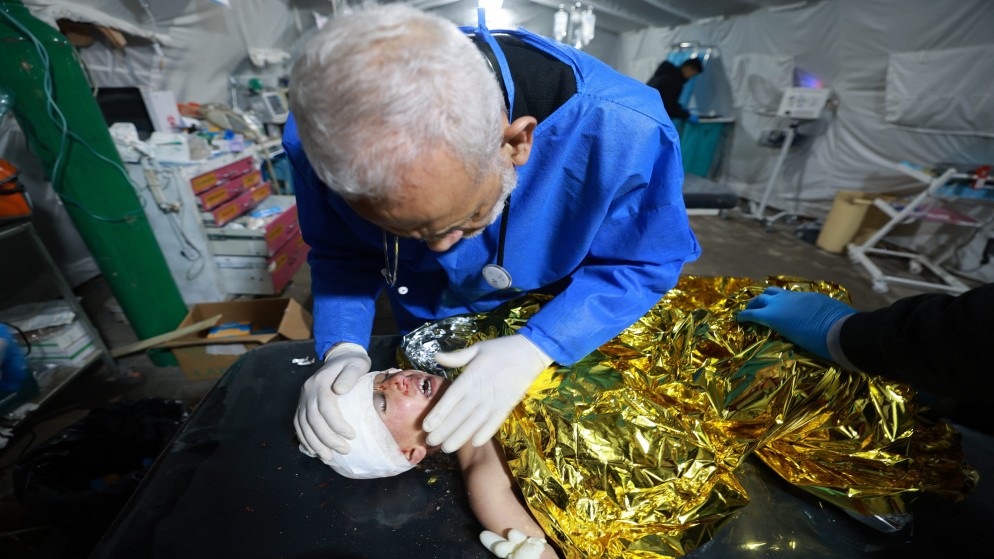 طفل فلسطيني مصاب بقصف إسرائيلي يتلقى العلاج في مستشفى الكويت بعد القصف الإسرائيلي على رفح جنوبي قطاع غزة .12 فبراير 2024.(أ ف ب)