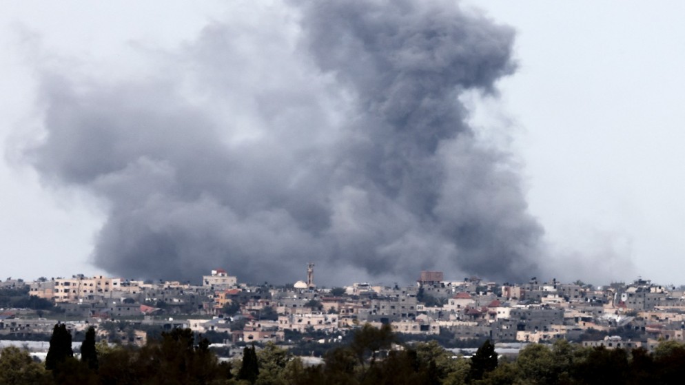 دخان يتصاعد فوق خان يونس جنوبي قطاع غزة جراء العدوان الإسرائيلي على القطاع. 12 فبراير 2024. (أ ف ب)