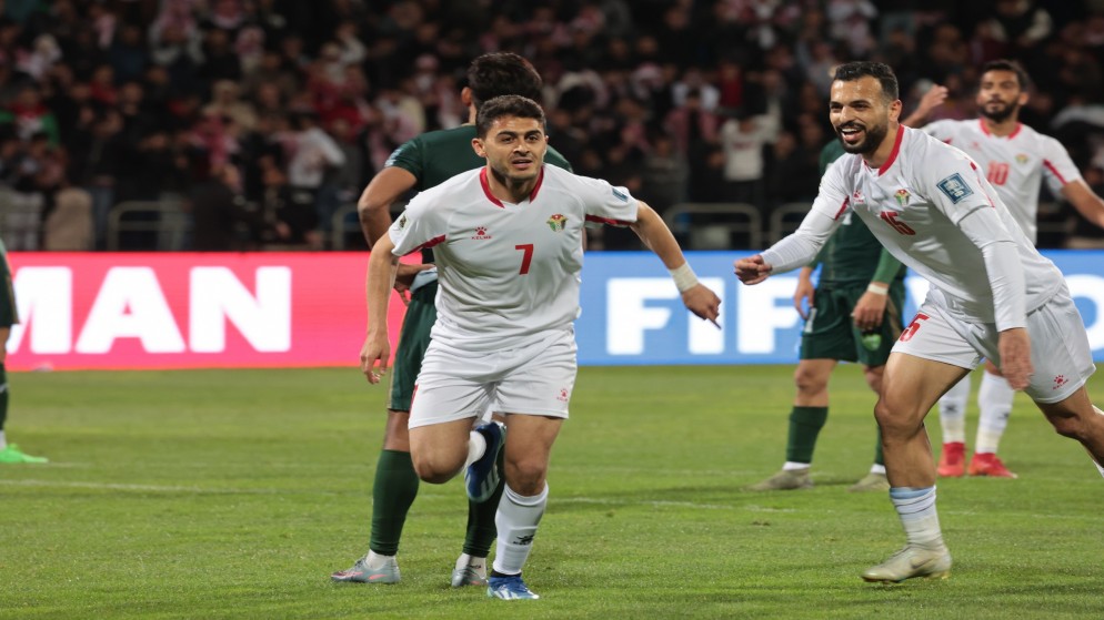 لاعب المنتخب الوطني محمد أبو زريق "شرارة" يحتفل بعد تسجيلة الهدف السابع ضد منتخب باكستان. (صلاح ملكاوي/المملكة)