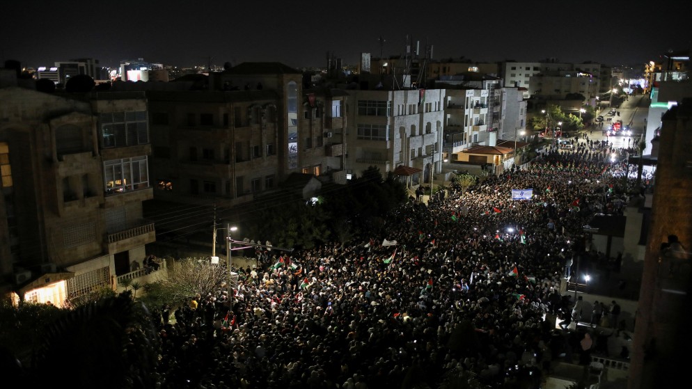 متظاهرون في الرابية قرب السفارة الإسرائيلية في عمان، 29 آذار/مارس 2024. (رويترز)