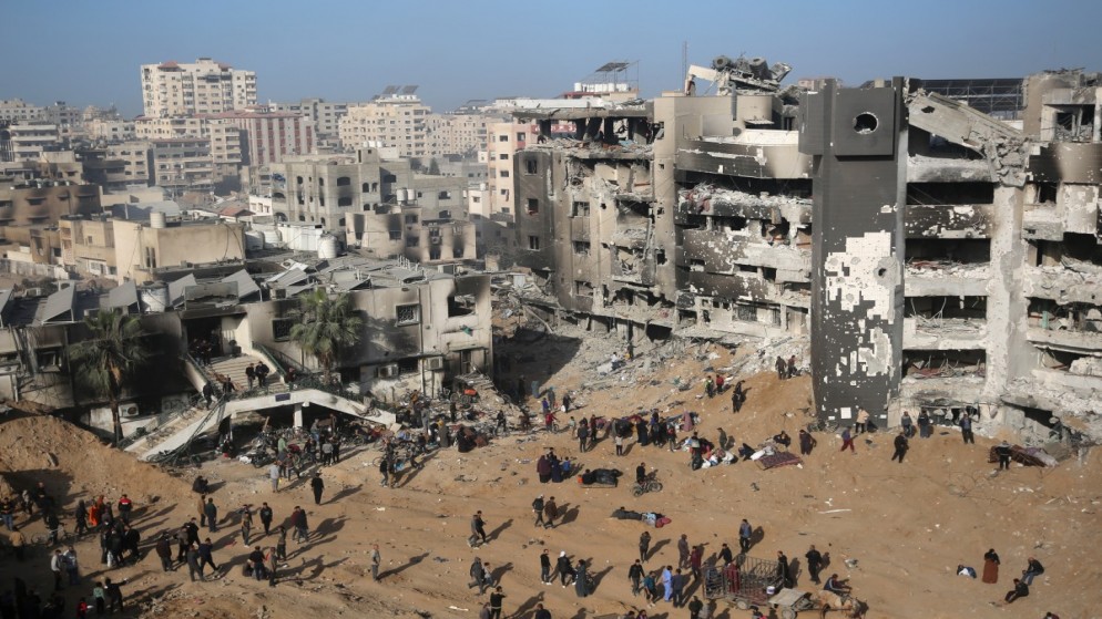 فلسطينيون يتجمعون أمام مجمع الشفاء الطبي بعد انسحاب قوات الاحتلال الإسرائيلي منه. 01/04/2024. (أ ف ب)