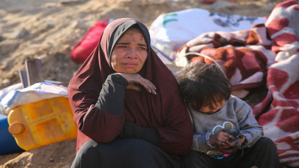 فلسطينيون يتجمعون أمام مجمع الشفاء الطبي بعد انسحاب قوات الاحتلال الإسرائيلي منه. 01/04/2024. (أ ف ب)