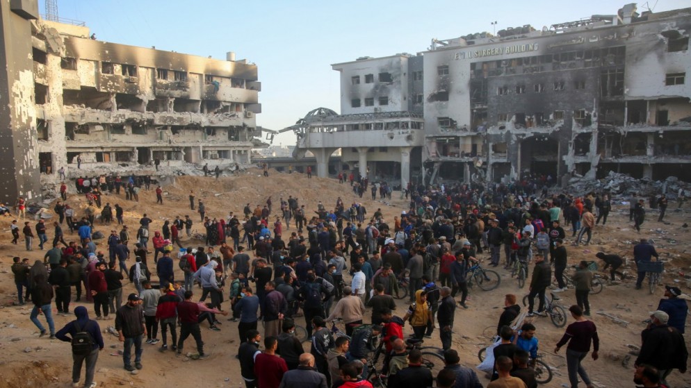 فلسطينيون يتجمعون أمام مجمع الشفاء الطبي بعد انسحاب قوات الاحتلال الإسرائيلي منه. 01/04/2024. (أ ف ب)