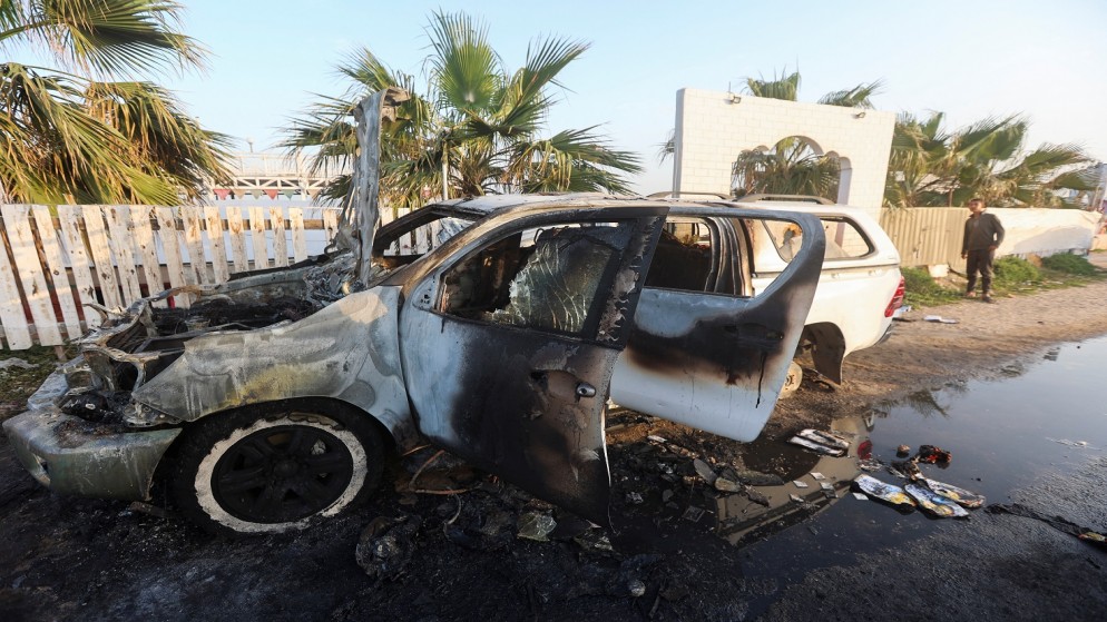 سيارة تابعة لمنظمة المطبخ المركزي العالمي بعد استهدافها في قطاع غزة. (رويترز)