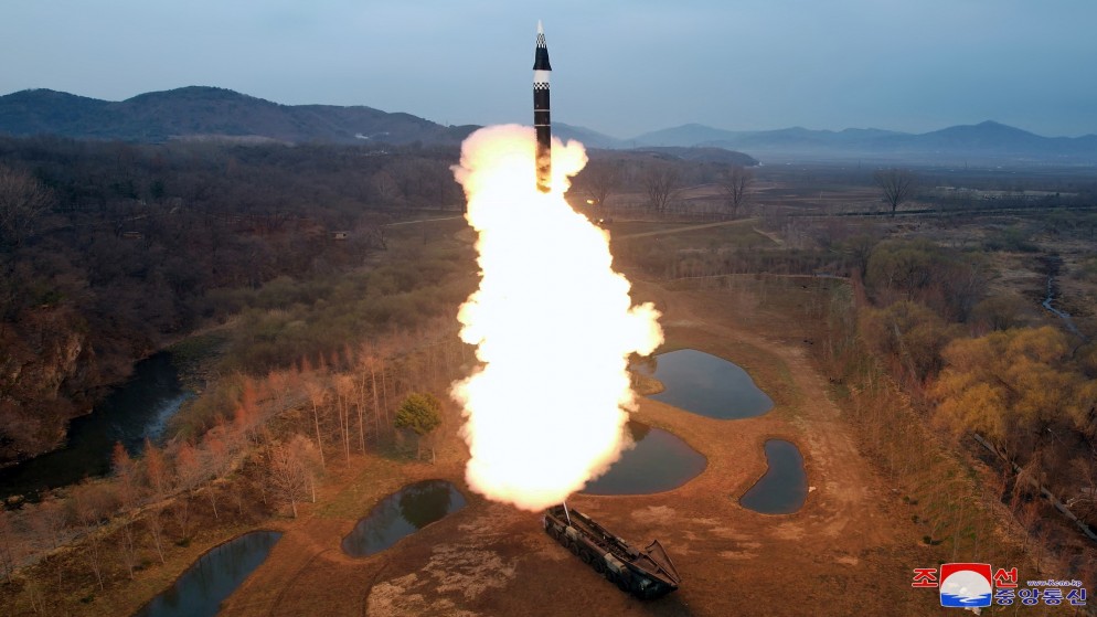 تجربة إطلاق صاروخ فرط صوتي يعمل بالوقود الصلب في كوريا الشمالية، 2 نيسان/أبريل 2024. (رويترز)