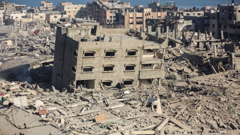 مبان مدمرة في محيط مجمع الشفاء الطبي في غزة بعد عملية عسكرية إسرائيلية. (رويترز)
