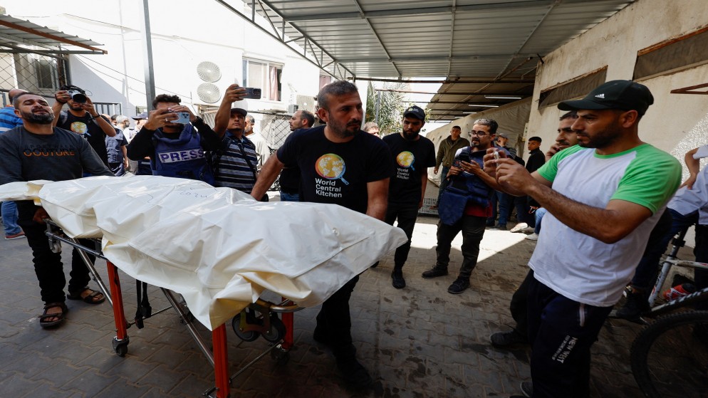 جثة لأحد العاملين في منظمة المطبخ المركزي العالمي قُتل بعد غارة إسرائيلية على مركبة في رفح جنوب قطاع غزة. (رويترز)