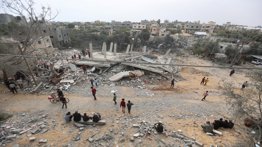 مبنى مدمر بفعل ضربة إسرائيلية على خان يونس جنوب قطاع غزة. (رويترز)