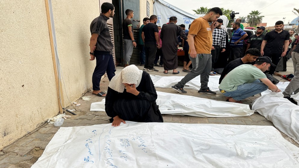 فلسطينيون يشيعون جثامين أقربائهم ممن استشهدوا جراء غارة للاحتلال الإسرائيلي في دير البلح وسط قطاع غزة. 11/05/2024. (رويترز)