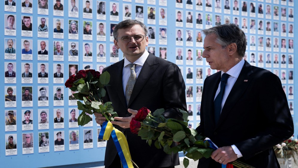وزير الخارجية الأوكراني دميترو كوليبا (يسار) ونظيره الأميركي أنتوني بلينكن (يمين) في كييف أمام جدار عليه صور جنود سقطوا في أوكرانيا .15 مايو 2024.. (أ ف ب)