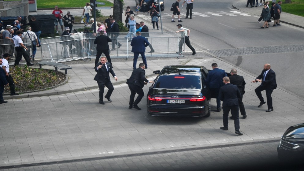رجال أمن حول مركبة لرئيس الوزراء السلوفاكي روبرت فيكو عقب تعرضه لإطلاق نار. (رويترز)