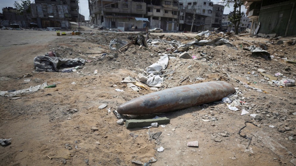صاروخ غير منفجر أطلقته طائرة إسرائيلية في شمال قطاع غزة، 14 أيار/مايو 2024. (رويترز)