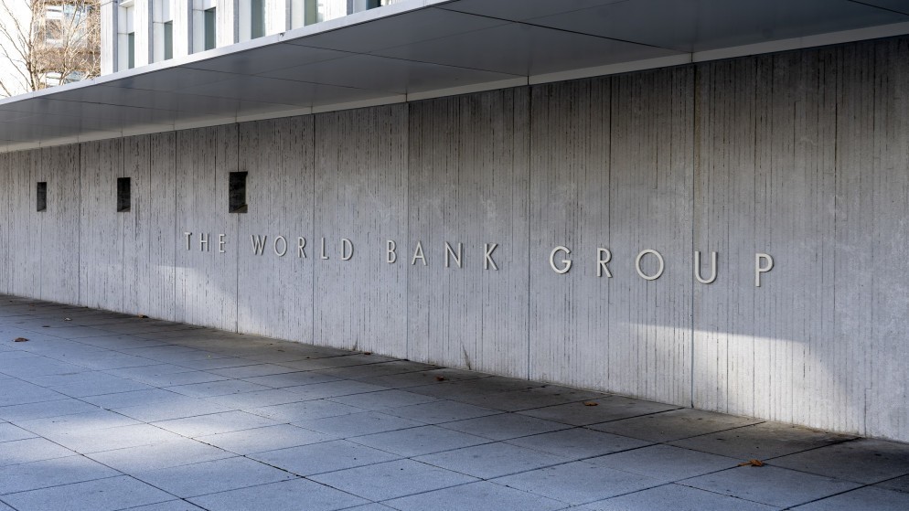 شعار مجموعة البنك الدولي على المبنى الرئيس للمجموعة في الولايات المتحدة. (istockphoto)