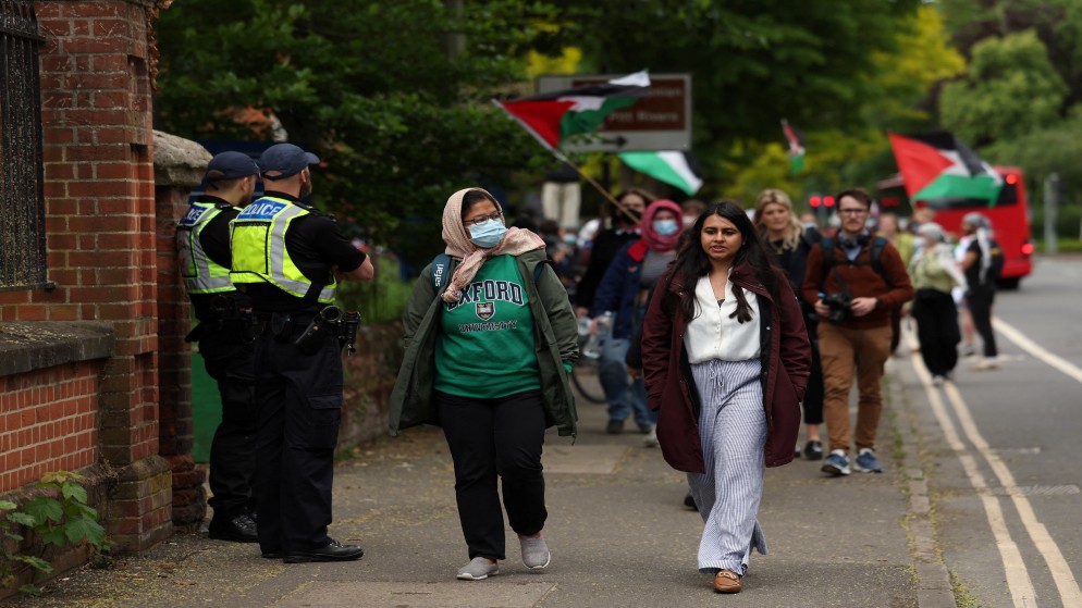 متظاهرون يسيرون نحو معسكر مؤيد للفلسطينيين خلال تظاهرة لدعم الفلسطينيين، في جامعة أكسفورد، في أكسفورد، بريطانيا، 23 مايو 2024. (رويترز)