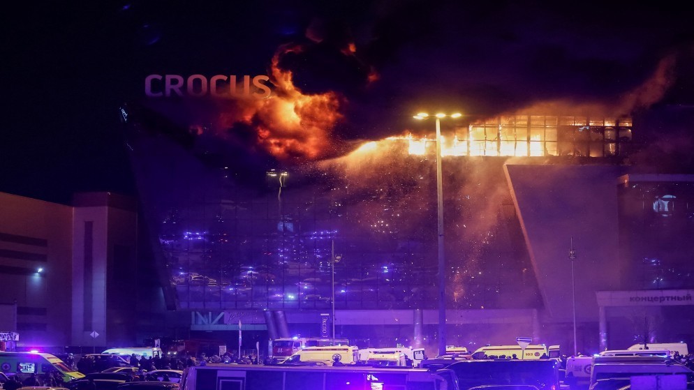 قاعة الحفلات الموسيقية المحترقة في Crocus City Hall عقب حادث إطلاق النار قرب موسكو، 22 آذار 2024. (أ ف ب)