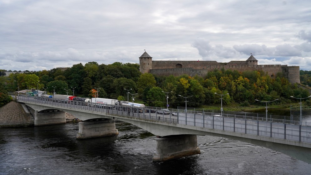 جسر فوق نهر نارفا نقطة عبور حدودية لأستونيا مع روسيا، 18 أيلول/سبتمبر 2022. (رويترز)