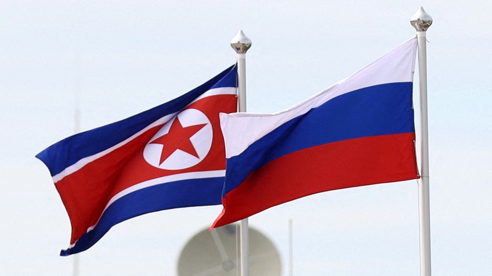 علما روسيا وكوريا الشمالية. (رويترز)