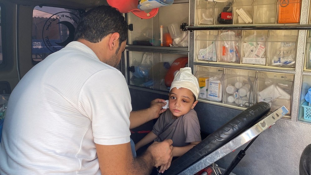 طفل فلسطيني مصاب إثر الغارات الإسرائيلية على قطاع غزة يتم نقله إلى مصر،1 تشرين الثاني 2023. (رويترز)