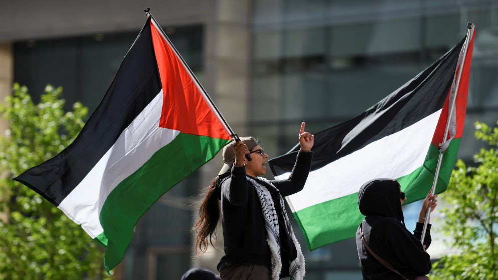 متظاهرون يلوحون بالعلم الفلسطيني خلال مسيرة خارج مركز ستاتا التابع لمعهد ماساتشوستس للتكنولوجيا. الولايات المتحدة. 9 مايو 2024. (رويترز)