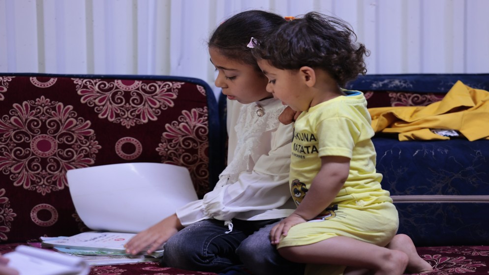 غزل (8 سنوات) من درعا تحضر دروسها وتتخوف من إغلاق المدارس في مخيم الأزرق للاجئين السوريين. (صلاح ملكاوي/ المملكة)