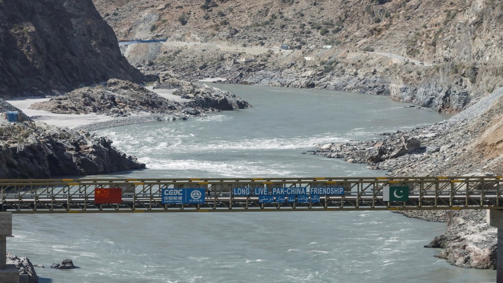 جسر يحمل علم الصين وباكستان فوق نهر السند، في موقع سد داسو أو مشروع داسو للطاقة الكهرومائية، في منطقة كوهيستان بمقاطعة كيبر بختونخوا، بالقرب من داسو، باكستان. 6 تشرين الأوّل/ أكتوبر 2023. (رويترز)