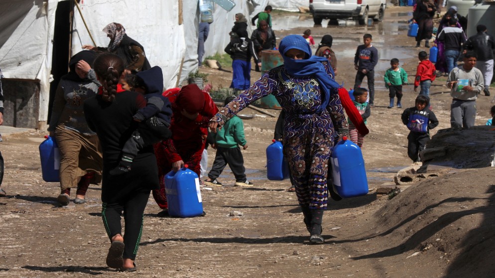 لاجئون سوريون في مخيم في لبنان. (رويترز)