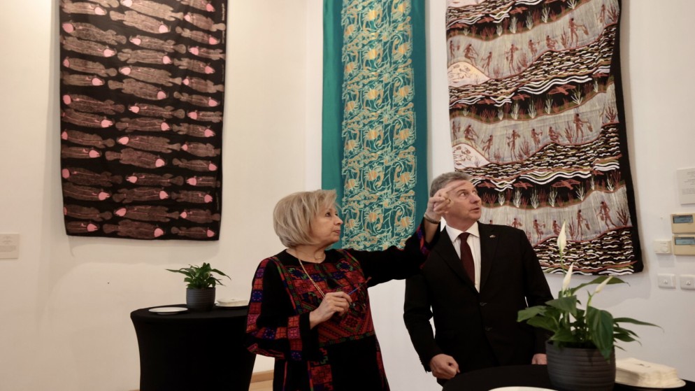 السفير الأسترالي في عمّان، برنارد لينش مع وزيرة الثقافة هيفاء النجار. (صلاح ملكاوي/ المملكة)