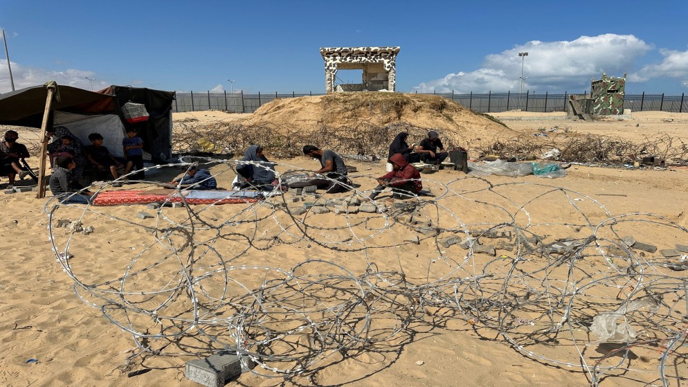 نازحون فلسطينيون يحتمون عند الحدود مع مصر بسبب العدوان الإسرائيلي في رفح جنوبي قطاع غزة. 29 مايو 2024. ( رويترز)