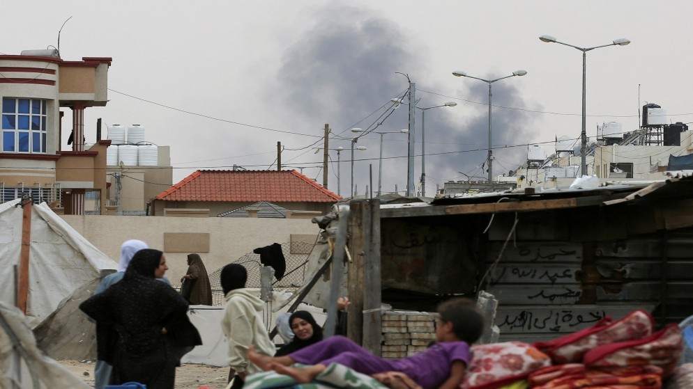 دخان يتصاعد بعد غارات إسرائيلية خلال عملية عسكرية إسرائيلية في رفح بجنوب قطاع غزة، 28 أيار 2024. (رويترز)