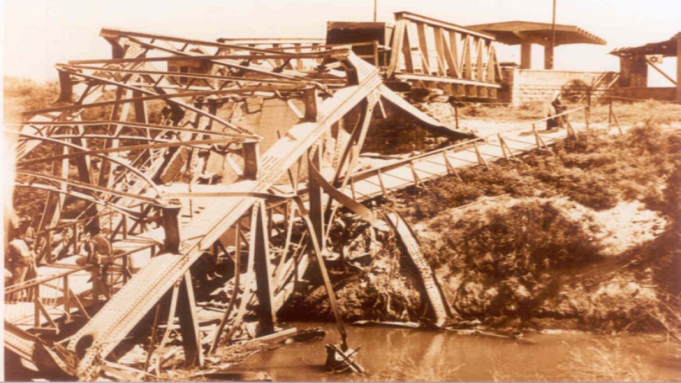 جسر مدمر على نهر الأردن خلال حرب النكسة 1967. (وفا)