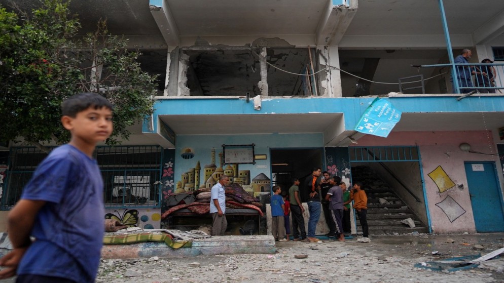 فلسطينيون يتفقدون مدرسة تابعة للأمم المتحدة تؤوي نازحين تعرضوا للقصف الإسرائيلي في النصيرات، وسط قطاع غزة، 6 حزيران 2024. (أ ف ب)