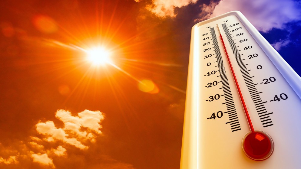 صورة توضيحية لأشعة الشمس الحارة وبجانبها ميزان يقيس الحرارة. (shutterstock)