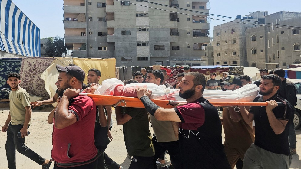 مشيعون يحملون جثمان شهيد في مخيم النصيرات وسط قطاع غزة. 8 يونيو 2024. (رويترز)