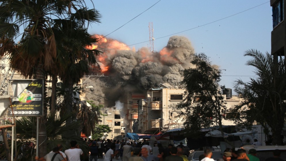كرة من النار والدخان الأسود تتصاعد بعد لحظات من غارة جوية إسرائيلية استهدفت مبنى سكنيا في مدينة البريج وسط قطاع غزة، 3 حزيران 2024. (أ ف ب)