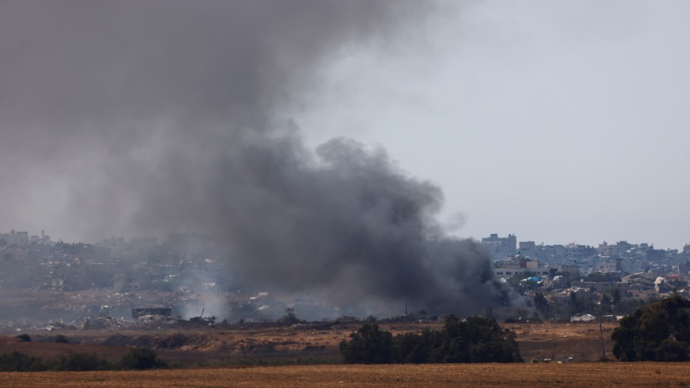 تصاعد دخان من قطاع غزة بعد قصف إسرائيلي. (رويترز)