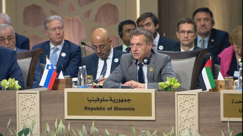 رئيس وزراء سلوفينيا روبرت غولوب خلال كلمته في مؤتمر الاستجابة الإنسانية الطارئة في قطاع غزة المنعقد في منطقة البحر الميت. (المملكة)