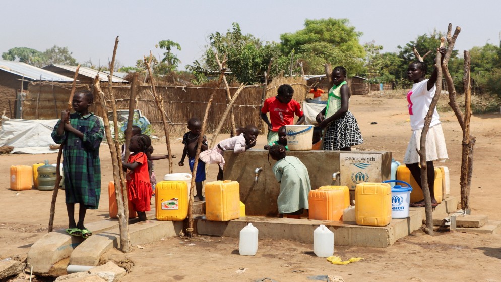 لاجئون سودانيون يجمعون المياه من بئر في مخيم جوروم للاجئين بالقرب من جوبا في جنوب السودان، 26 كانون الثاني 2024. (رويترز)