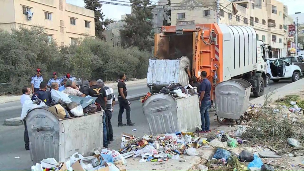 صورة أرشيفية لتنظيف الشوارع من النفايات. (المملكة)