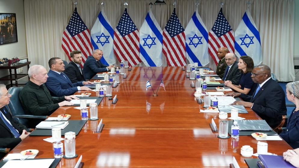 وزير الدفاع الأميركي لويد أوستن ووزير الدفاع الإسرائيلي يوآف غالانت يجتمعان في البنتاغون بواشنطن، 25 يونيو 2024.(رويترز)