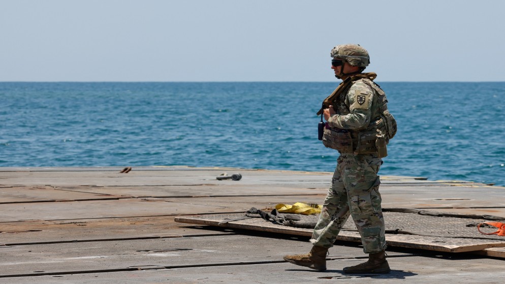جندي أميركي يسير على رصيف بحري مؤقت لتوصيل المساعدات، قبالة قطاع غزة، 25 حزيران/يونيو 2024. (رويترز)